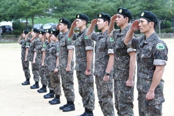 "Real Men 300": Рави из VIXX, Шону из MONSTA Х, Лукас из NCT и другие