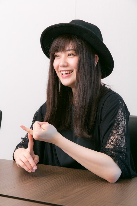 冨手麻妙