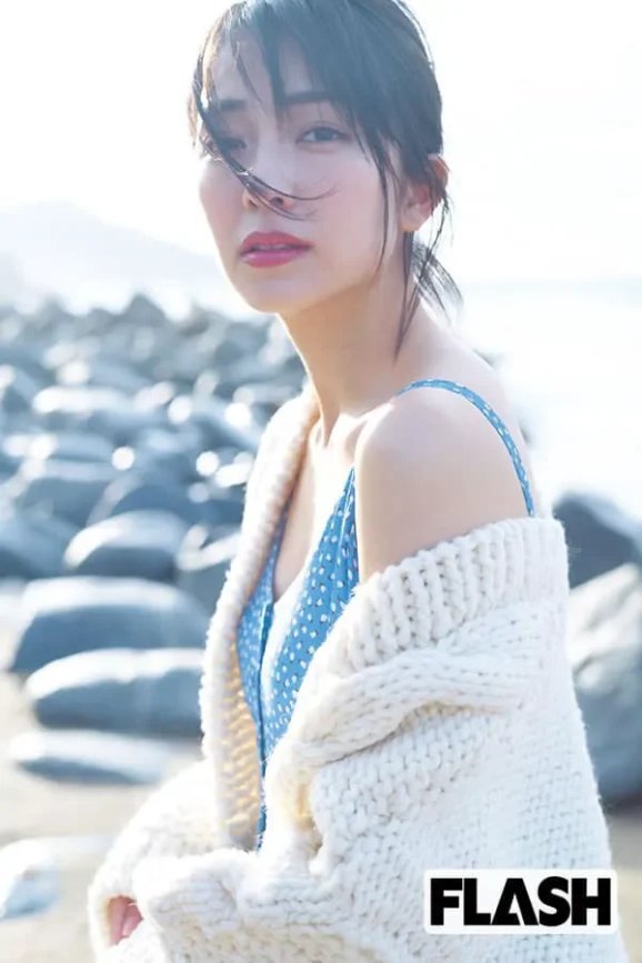 小島 梨里杏