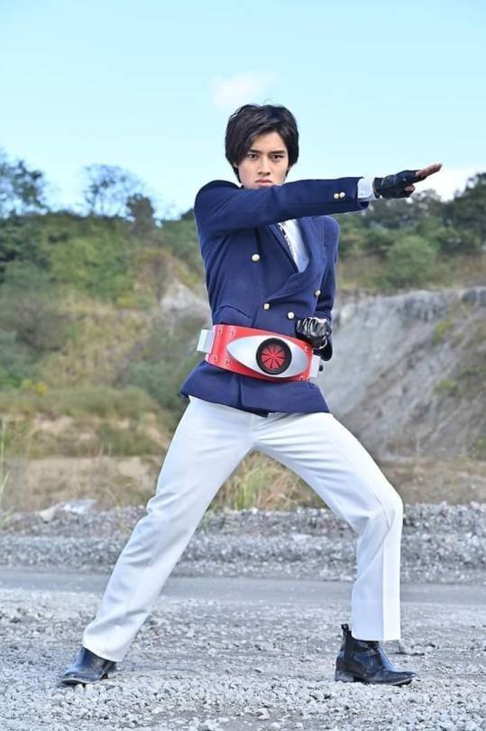 藤岡真威人