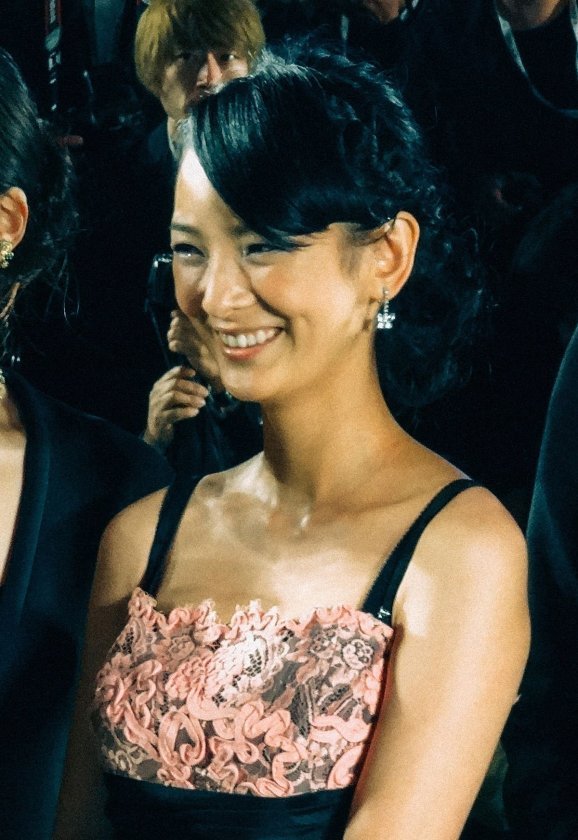 三輪ひとみ