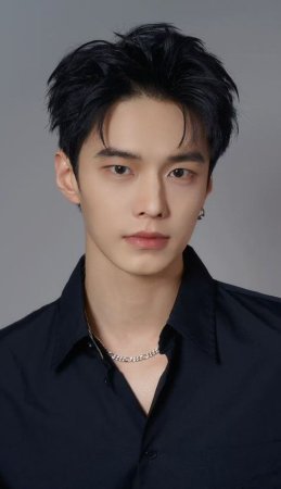 Хэ И Цянь / He Yi Qian