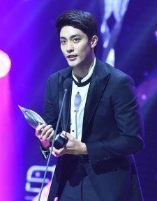 Корейские звёзды получают призы на StarHub Night of Stars 2019 в Сингапуре