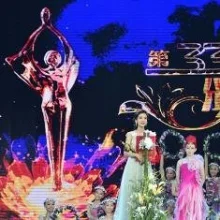 "Сто цветов"и “Золотой Петух”: роскошное буйство нарядов на красной дорожке